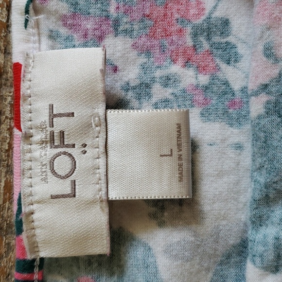 LOFT Cream Roses Print Floral Tank top EUC SZ. L - Picture 3 of 5